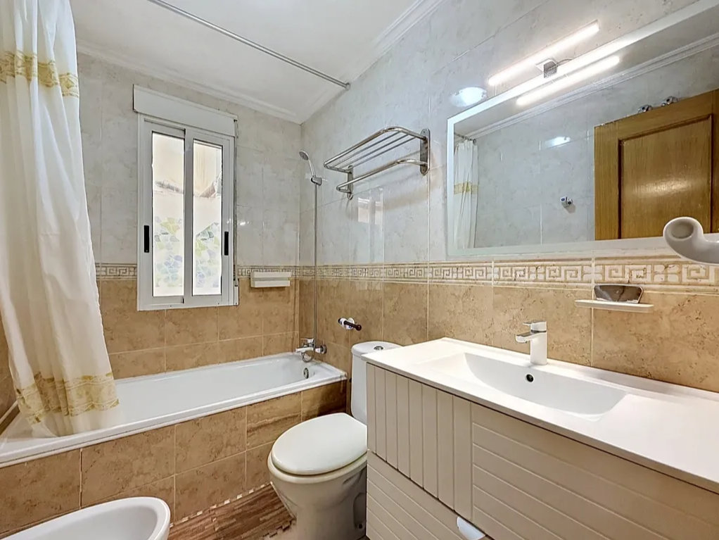 Coastal Living & Investment Opportunity: Central 2-Bed Apartment Near Torrevieja Beach