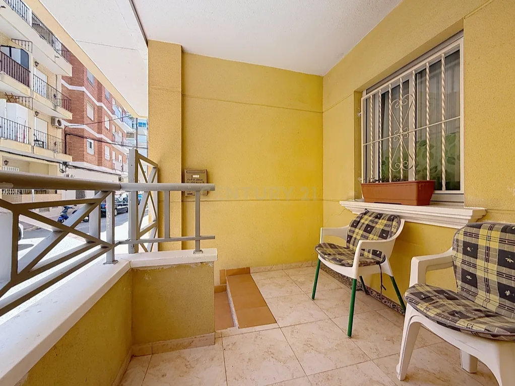 Coastal Living & Investment Opportunity: Central 2-Bed Apartment Near Torrevieja Beach