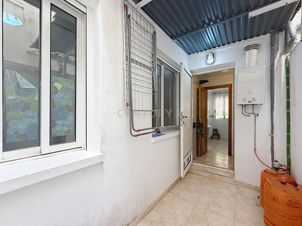 Coastal Living & Investment Opportunity: Central 2-Bed Apartment Near Torrevieja Beach