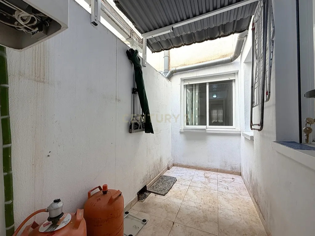 Coastal Living & Investment Opportunity: Central 2-Bed Apartment Near Torrevieja Beach