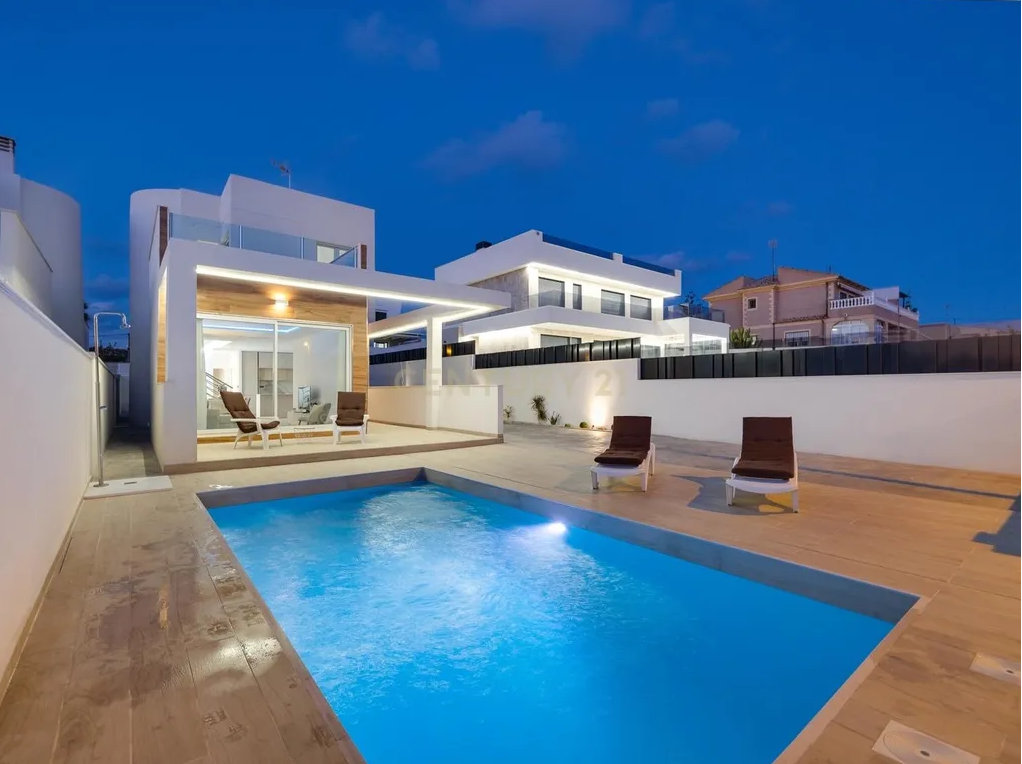 Exclusive Turnkey Luxury Villa for Sale in Aguas Nuevas, Torrevieja