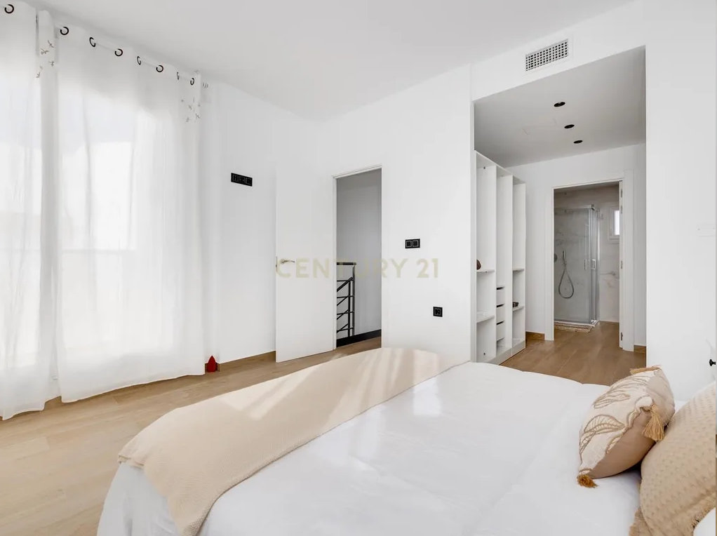 Exclusive Turnkey Luxury Villa for Sale in Aguas Nuevas, Torrevieja