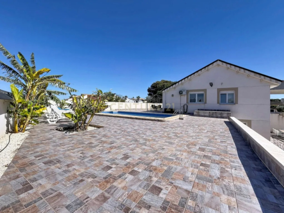 Splendida Villa con 5 Camere e Piscina Privata in Vendita a Los Balcones, Torrevieja