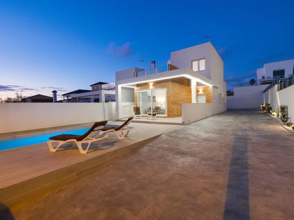 Exclusive Turnkey Luxury Villa for Sale in Aguas Nuevas, Torrevieja
