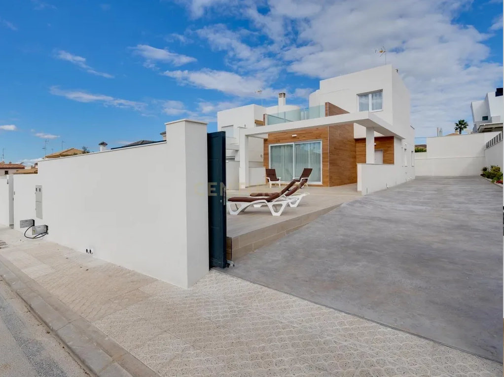 Exclusive Turnkey Luxury Villa for Sale in Aguas Nuevas, Torrevieja