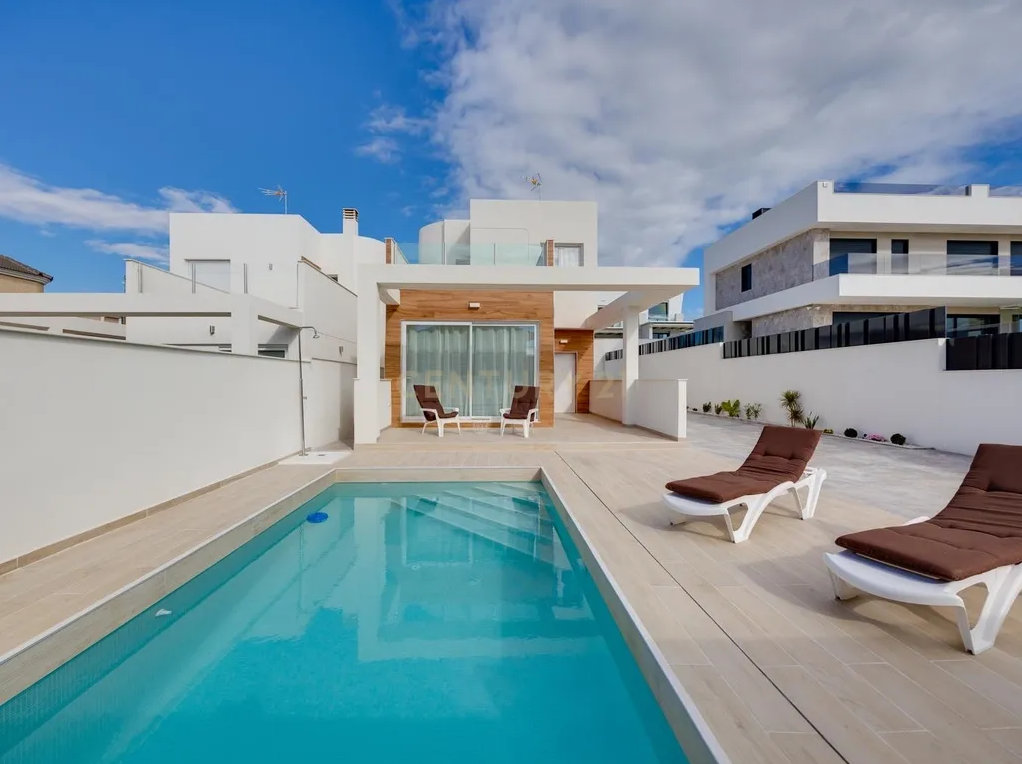 Exclusive Turnkey Luxury Villa for Sale in Aguas Nuevas, Torrevieja