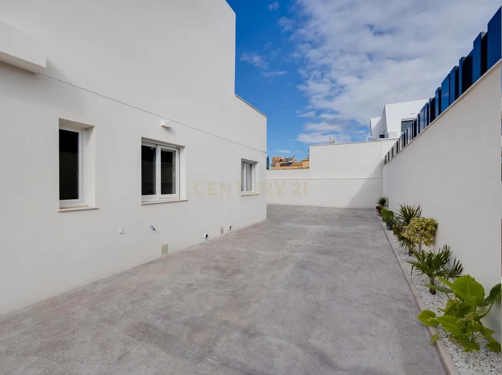 Exclusive Turnkey Luxury Villa for Sale in Aguas Nuevas, Torrevieja
