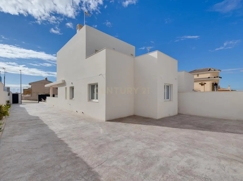 Exclusive Turnkey Luxury Villa for Sale in Aguas Nuevas, Torrevieja