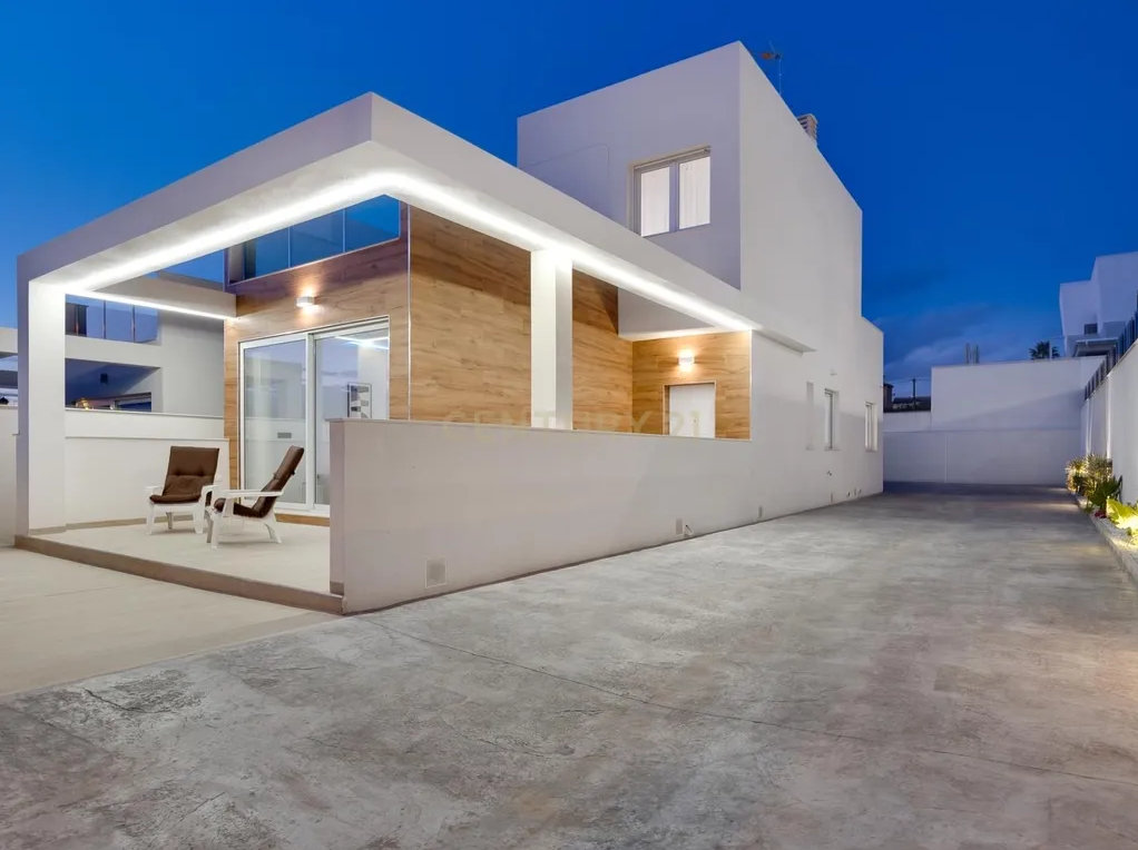 Exclusive Turnkey Luxury Villa for Sale in Aguas Nuevas, Torrevieja