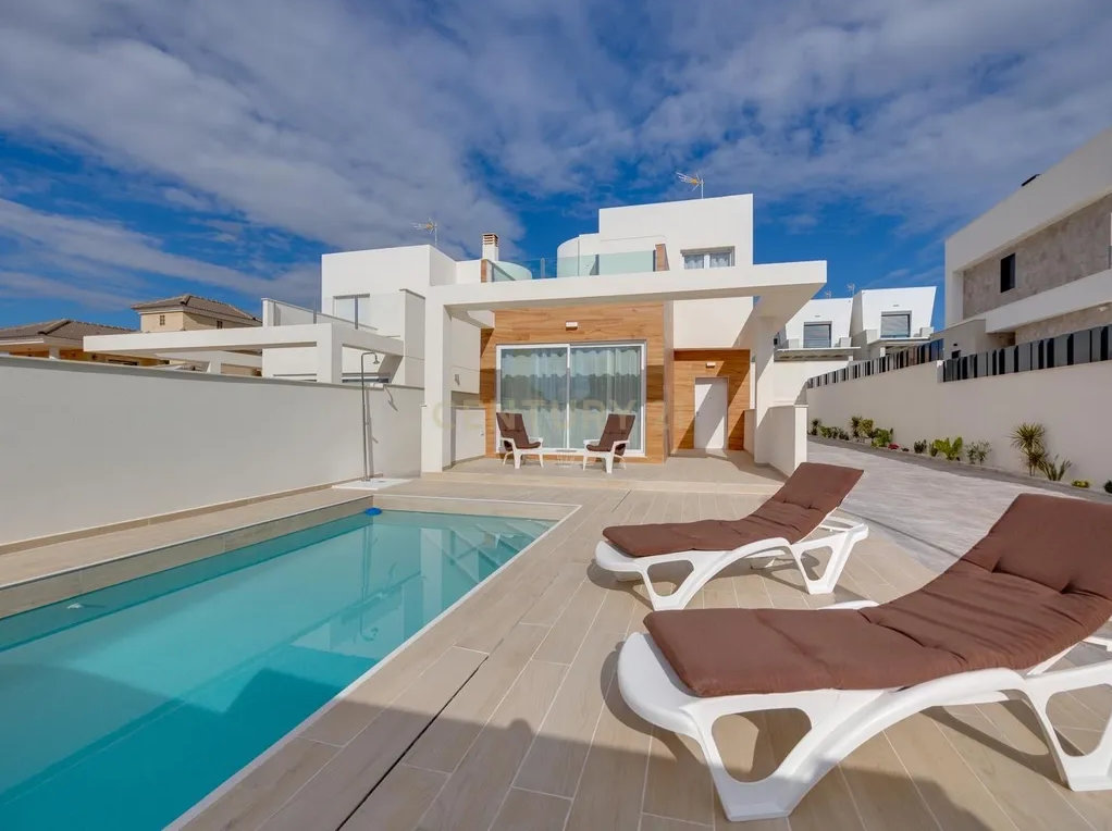 Exclusive Turnkey Luxury Villa for Sale in Aguas Nuevas, Torrevieja
