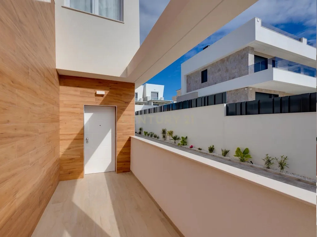 Exclusive Turnkey Luxury Villa for Sale in Aguas Nuevas, Torrevieja